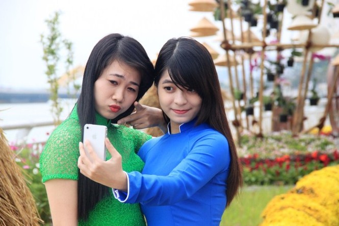 Bạn trẻ hào hứng, tạo dáng bên đường hoa Đà Nẵng - ảnh 5